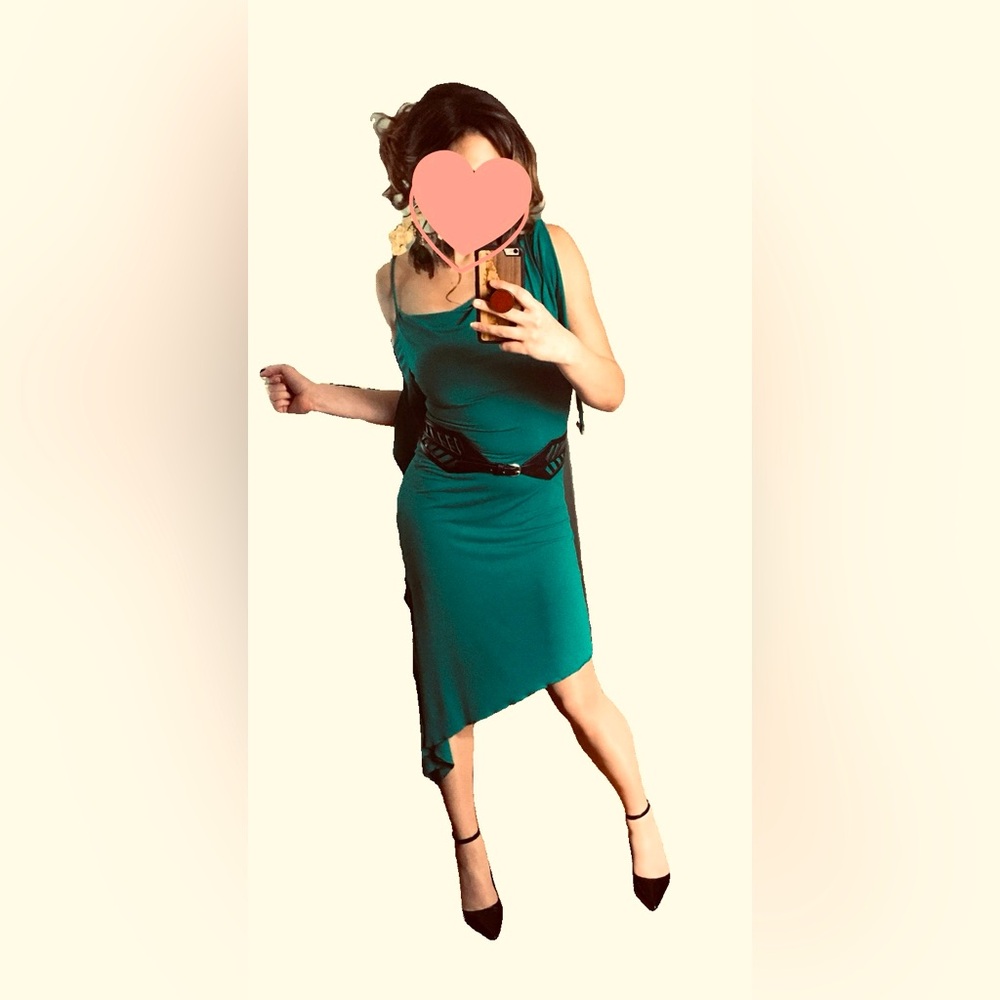 🔥Emerald green asymmetrical bodycon dress🔥
Curve-hugging dress w split sleeves💚